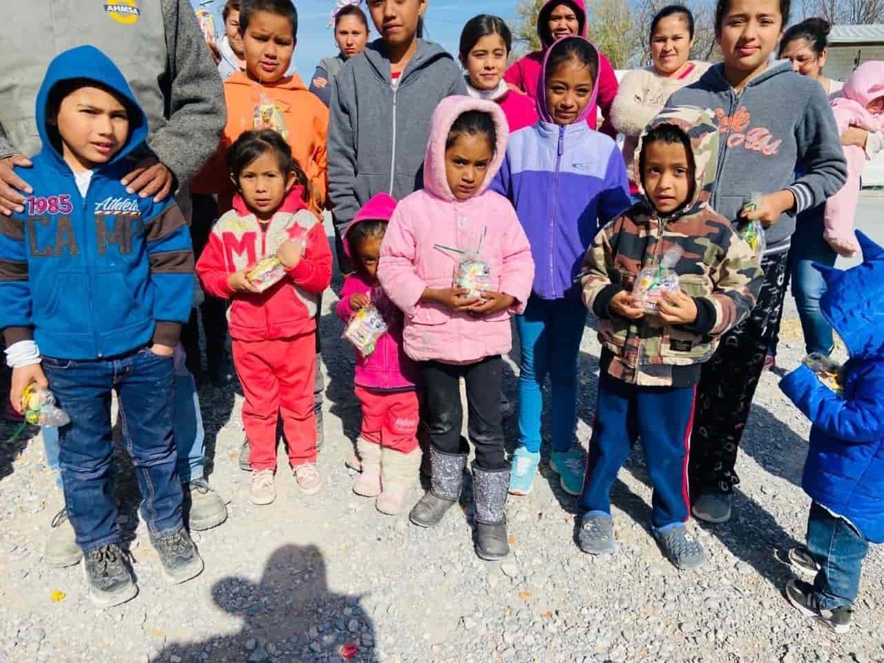 Entregan cobijas Y bolos a niños
