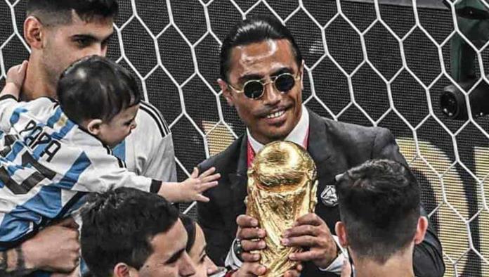 FIFA investiga a Salt Bae por colarse y tocar la Copa del Mundo