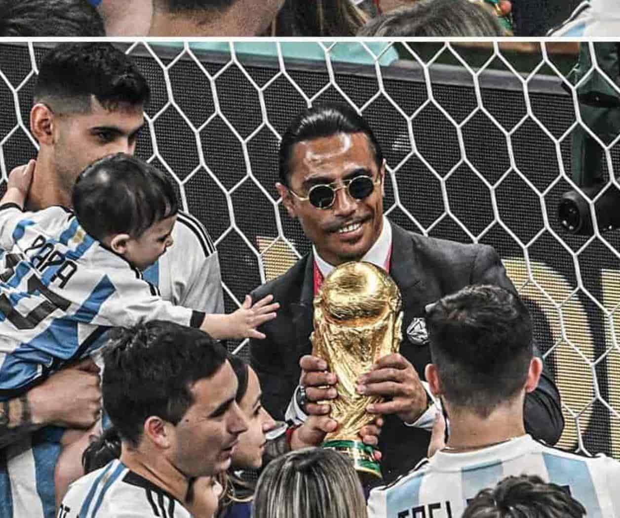 FIFA investiga a Salt Bae por colarse y tocar la Copa del Mundo