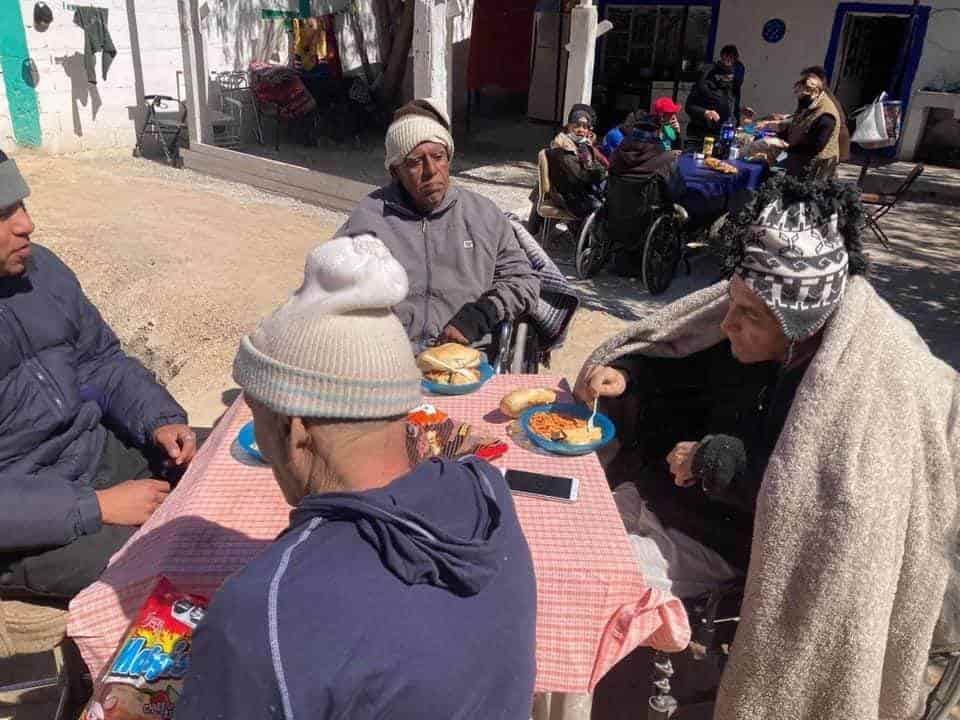 Demostrando gran solidaridad, Homy Vielma salió a las calles para ayudar a la gente y llevarlas a su albergue, protegiéndolos del frio.
