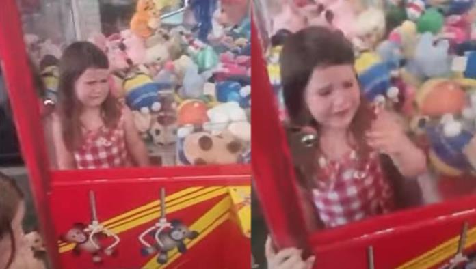 Niña termina ‘tragada’ por maquinita de peluches cuando pretendía robarlos