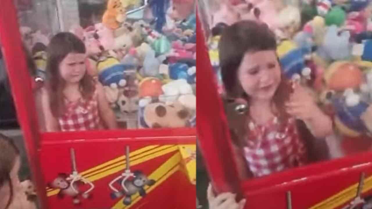 Niña termina ‘tragada’ por maquinita de peluches cuando pretendía robarlos