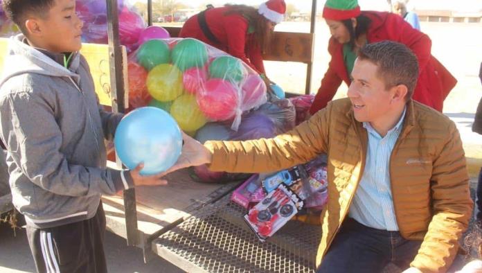 Entrega Hugo regalos a niños