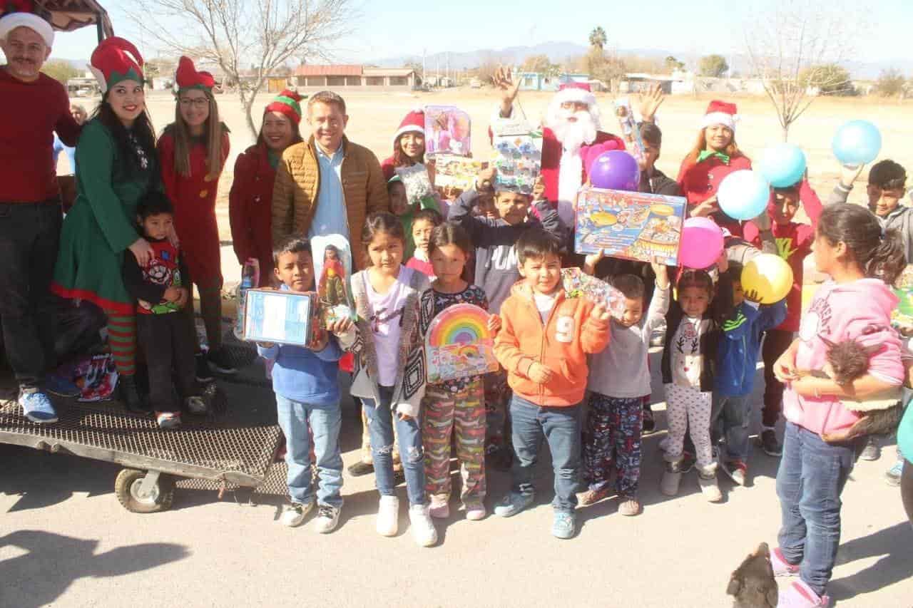 Entrega Hugo regalos a niños
