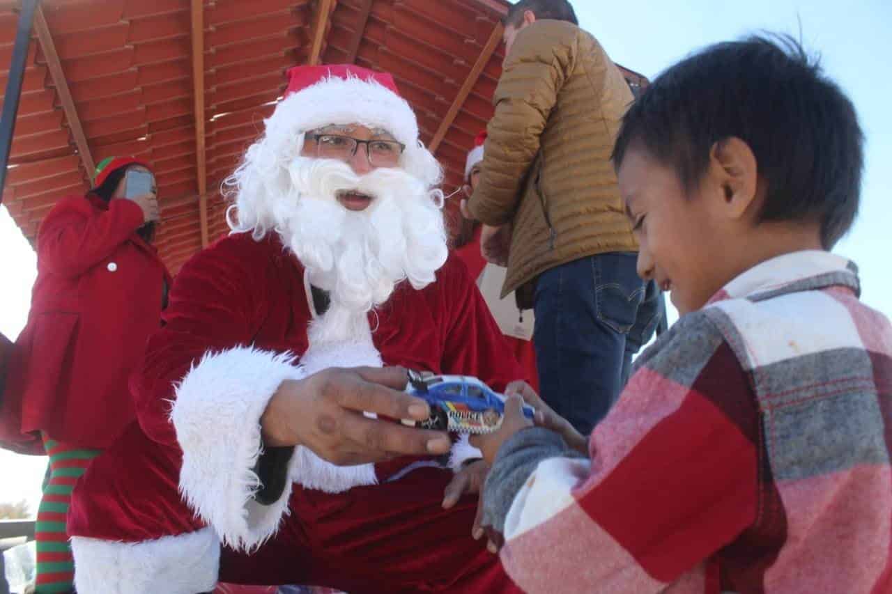 Entrega Hugo regalos a niños