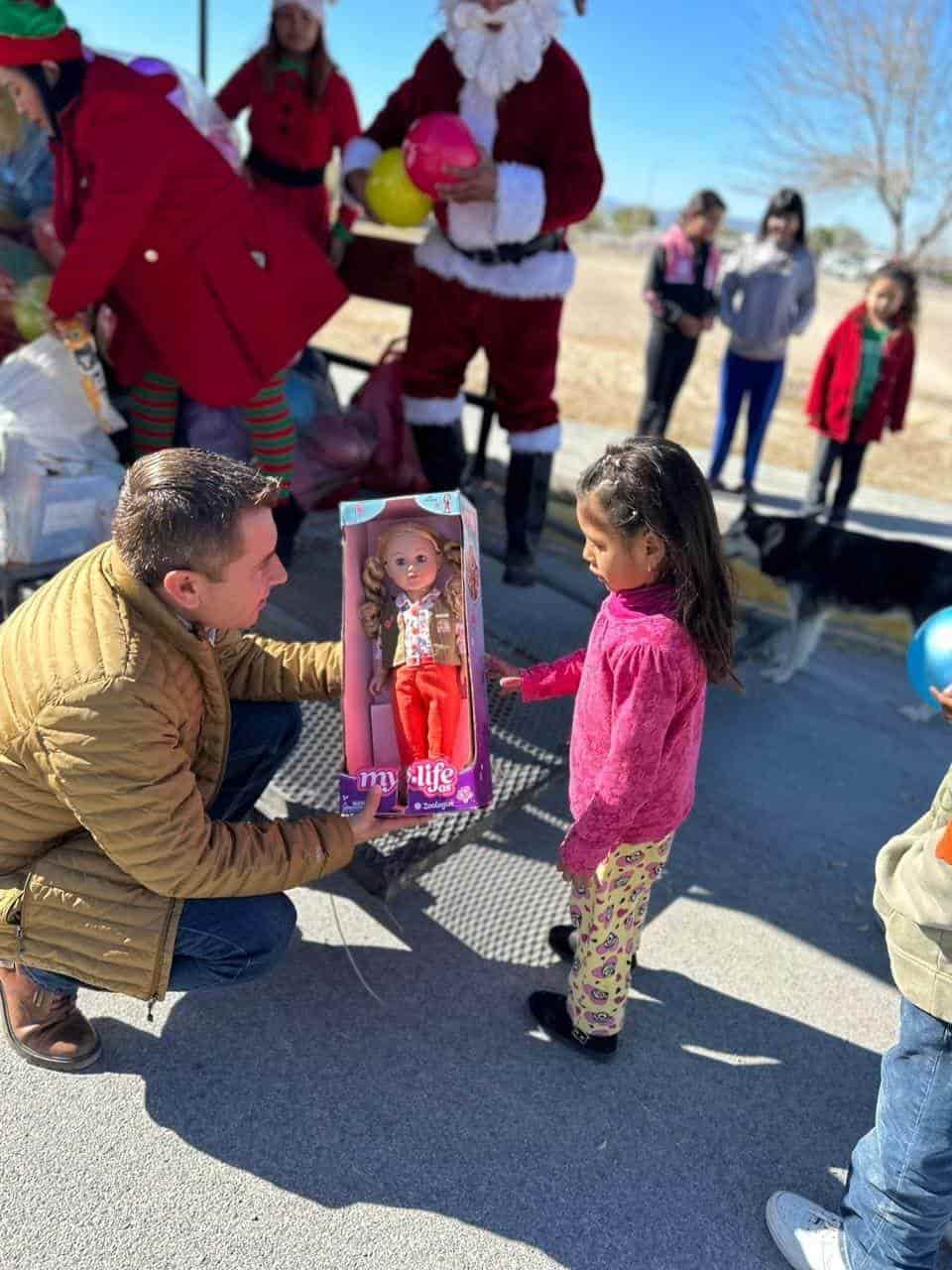 Entrega Hugo regalos a niños