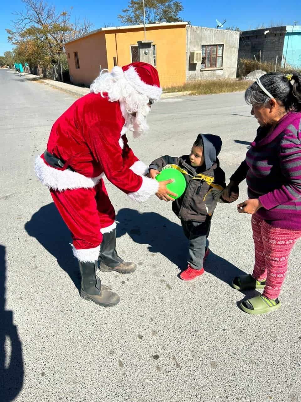 Entrega Hugo regalos a niños