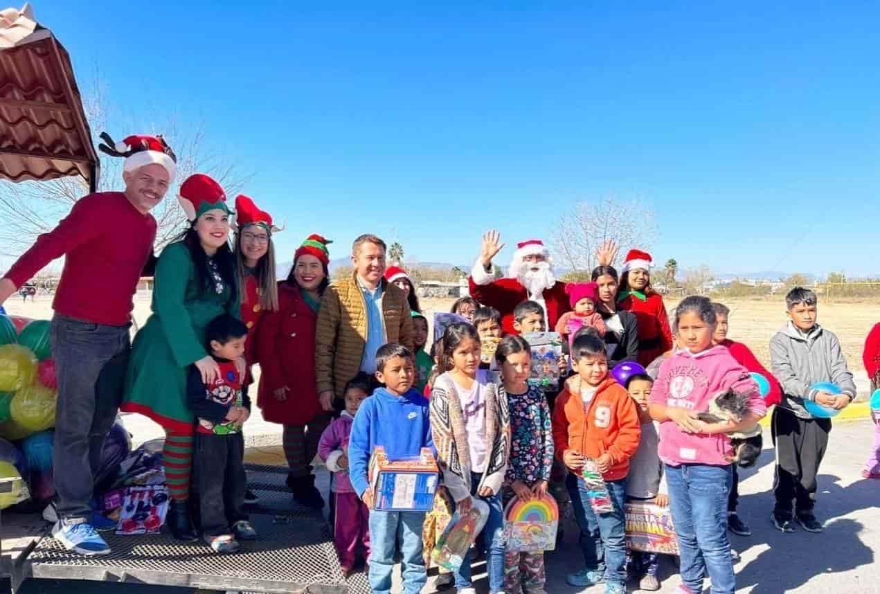 Entrega Hugo regalos a niños