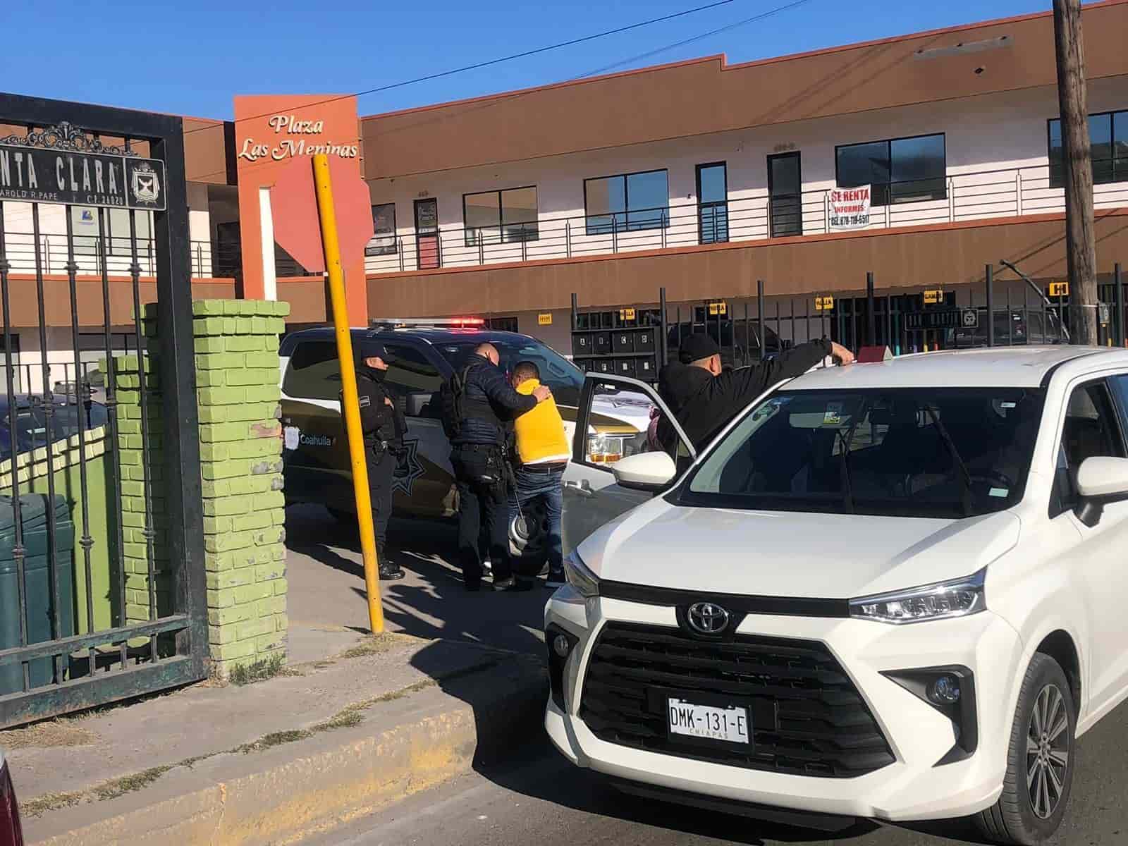 El presunto ‘pollero’ esperaba a otro grupo de migrantes cuando fue detenido.