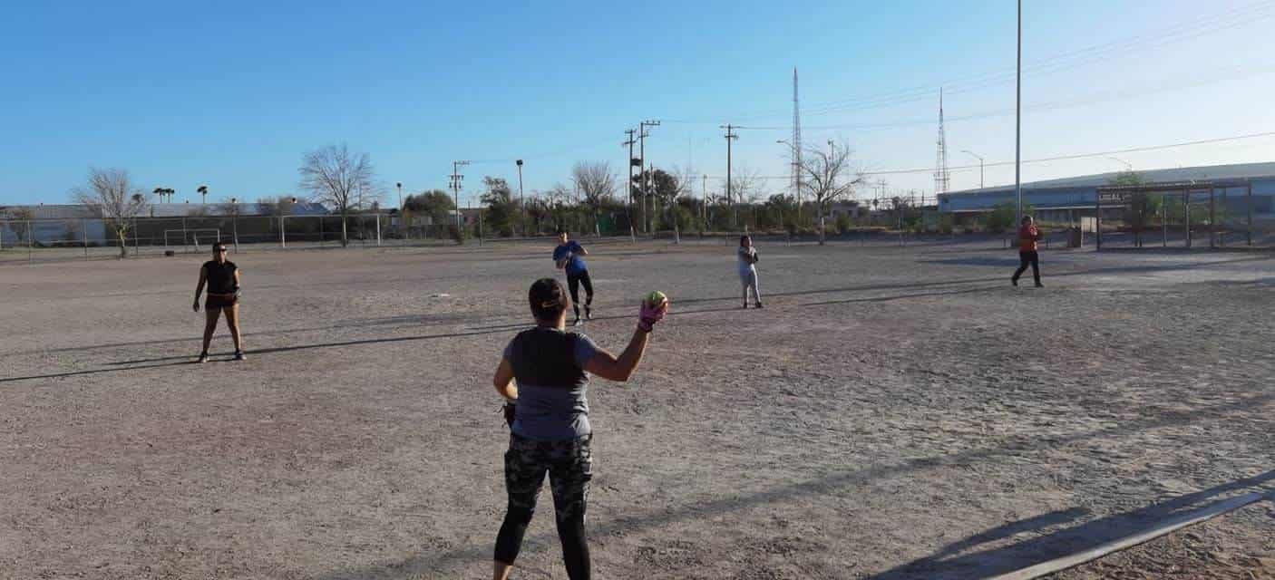 Se perfilan equipos para los playoffs del softbol.