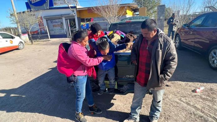 Rescatan del frío a familia varada