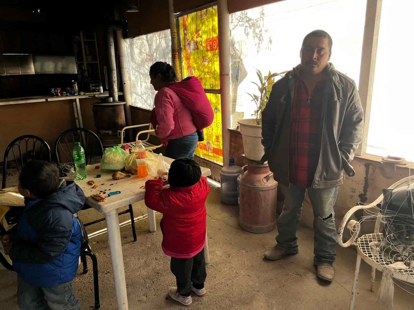 Rescatan del frío a familia varada