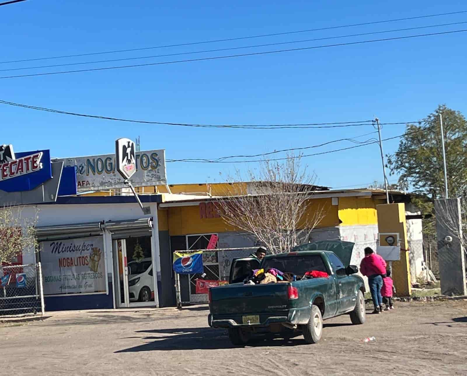 Rescatan del frío a familia varada