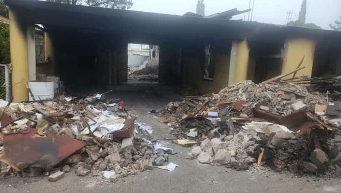 Retiran escombro de casa en ruinas