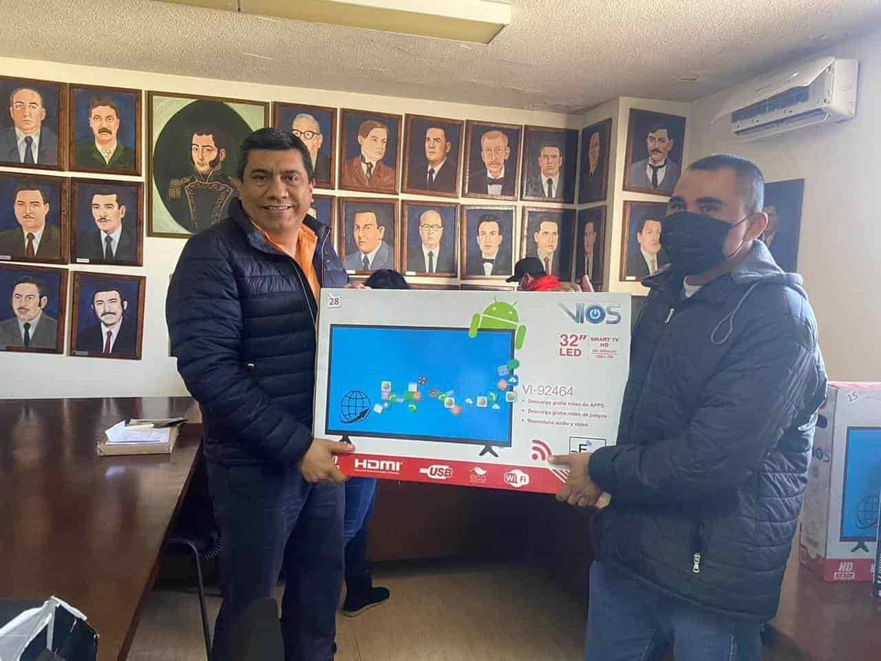Premian a burócratas
