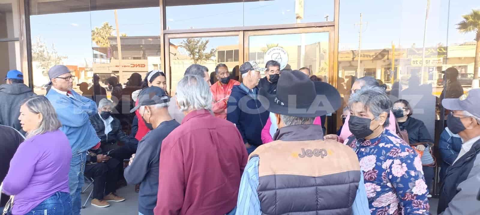Conato de bronca en Banamex; banco no les paga a jubilados del IMSS