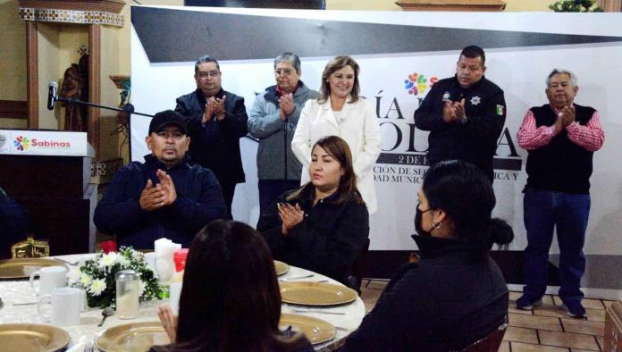 Reconoce Diana a policías en su día