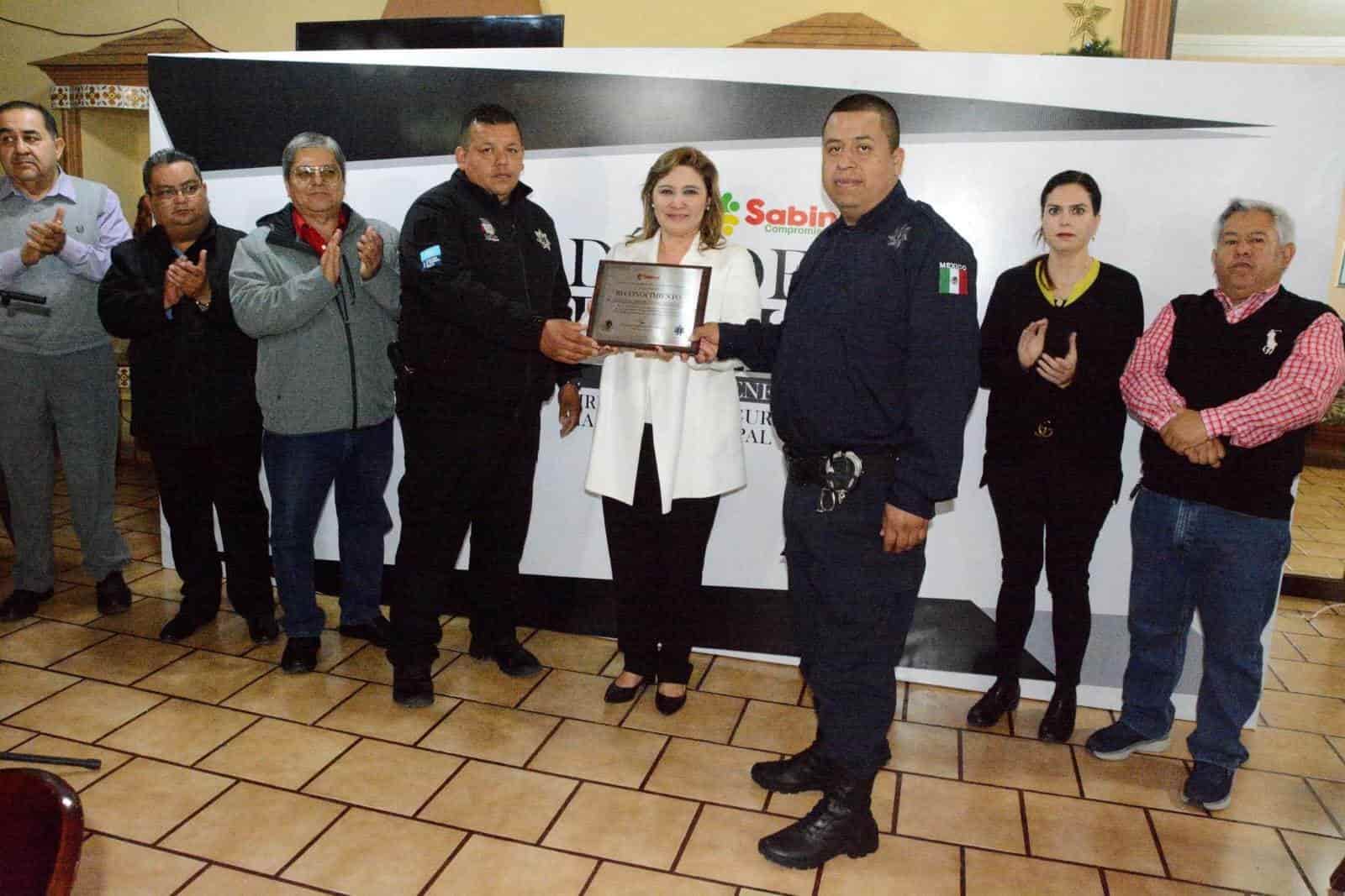 Reconoce Diana a policías en su día
