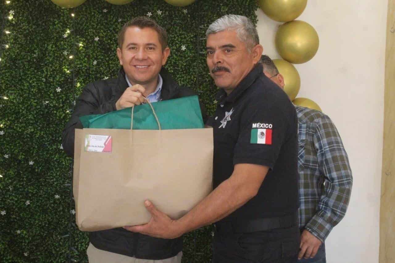 Condecora San Buena a Policías