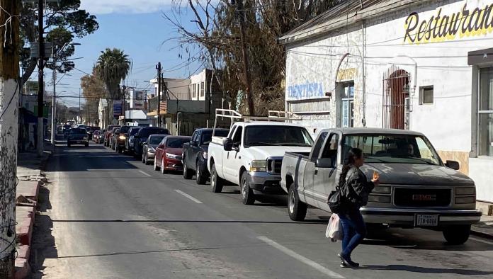 Tardan paisanos  4 horas en cruzar 
