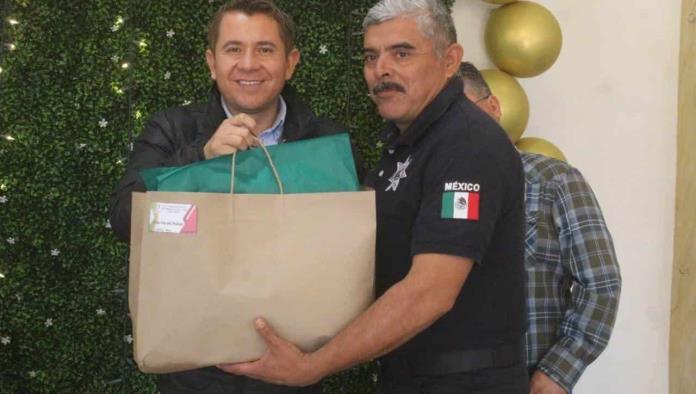 Entrega San Buena, chamarras a Policías