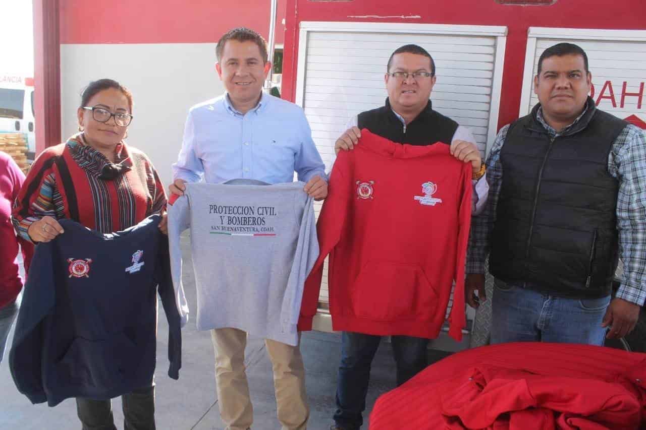 Entrega San Buena, chamarras a Policías