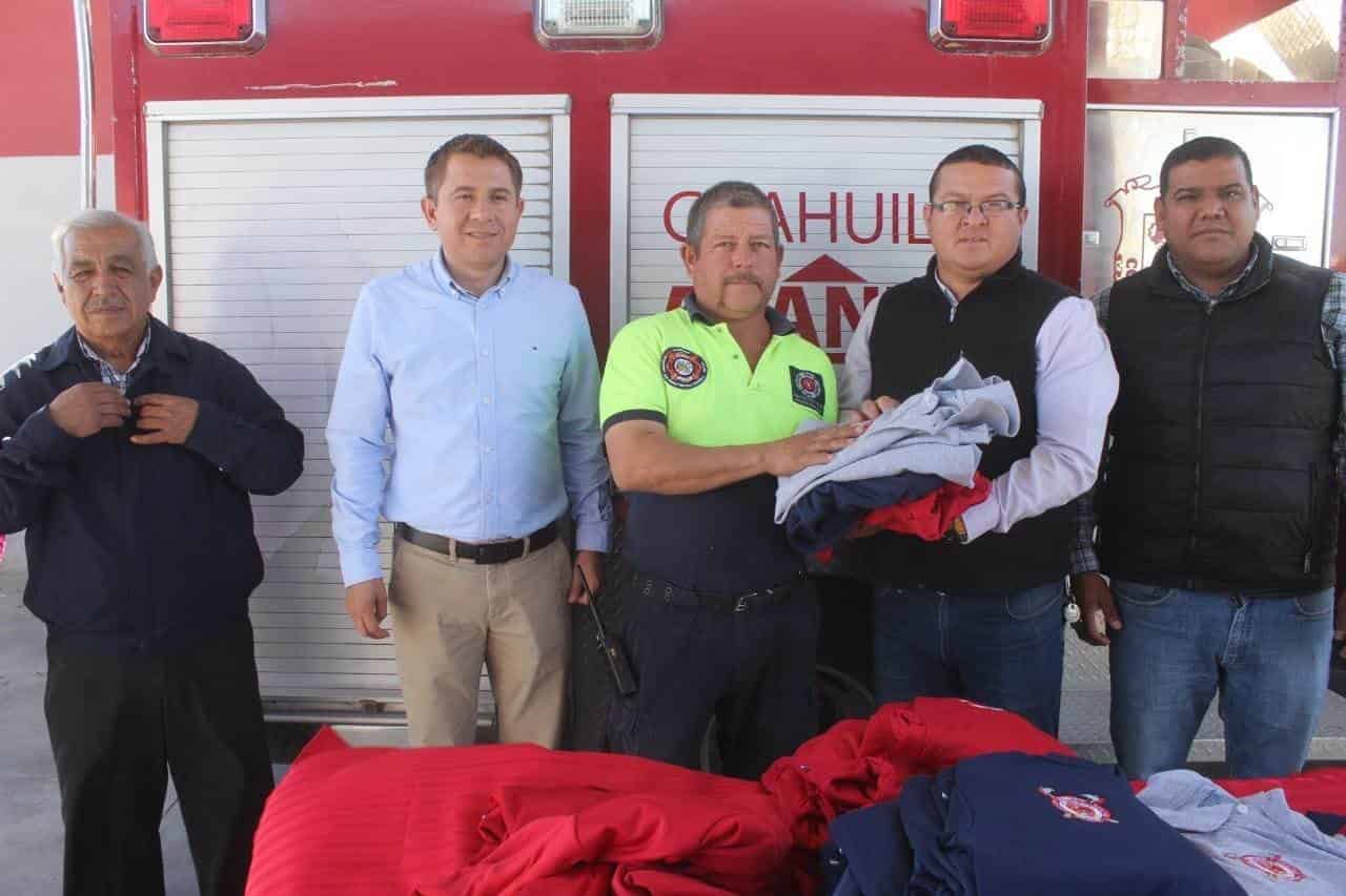 Entrega San Buena, chamarras a Policías