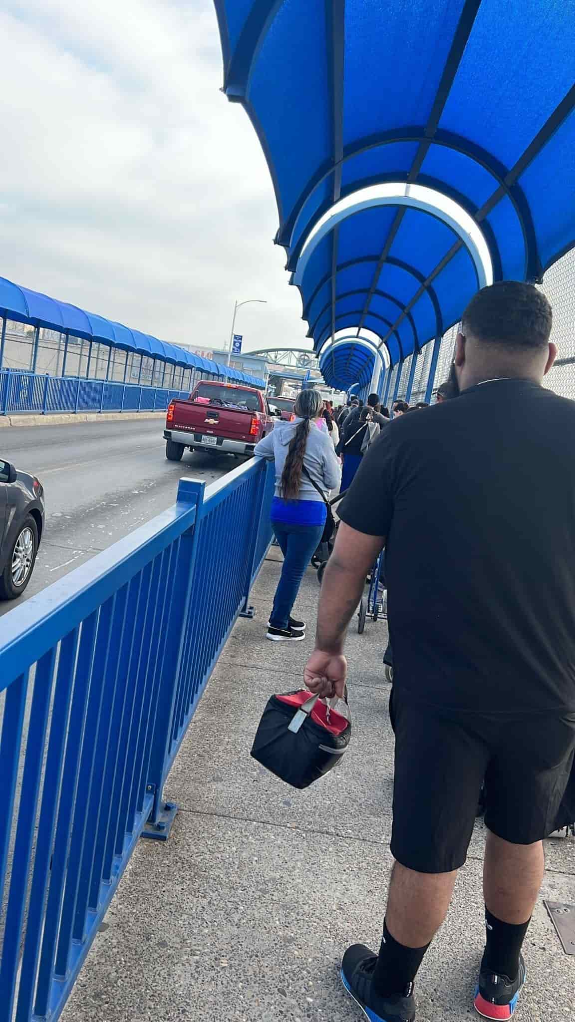 Tardan paisanos  4 horas en cruzar 