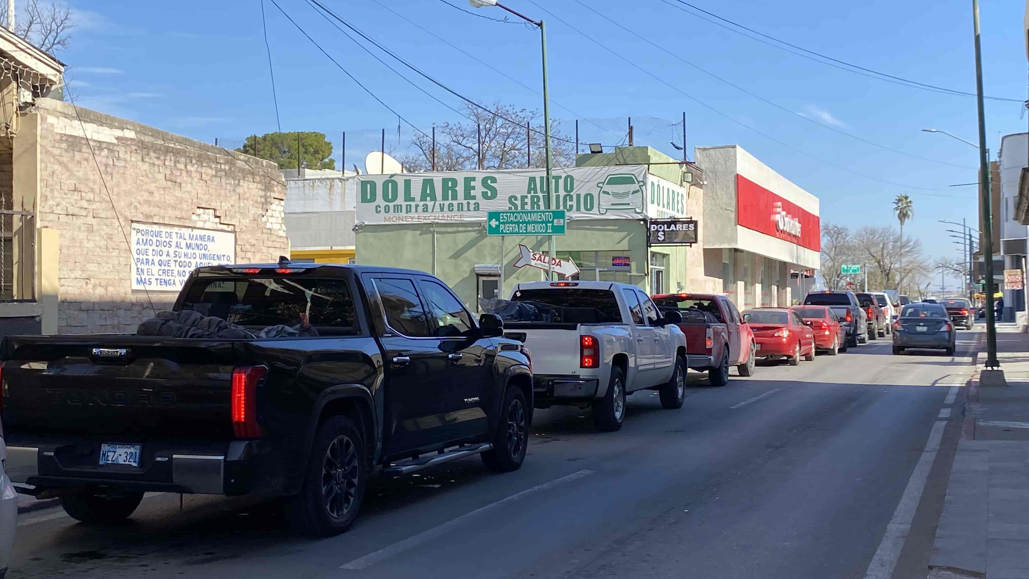 Tardan paisanos  4 horas en cruzar 