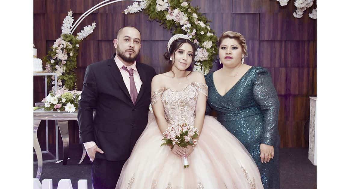 Festeja sus quince años.
