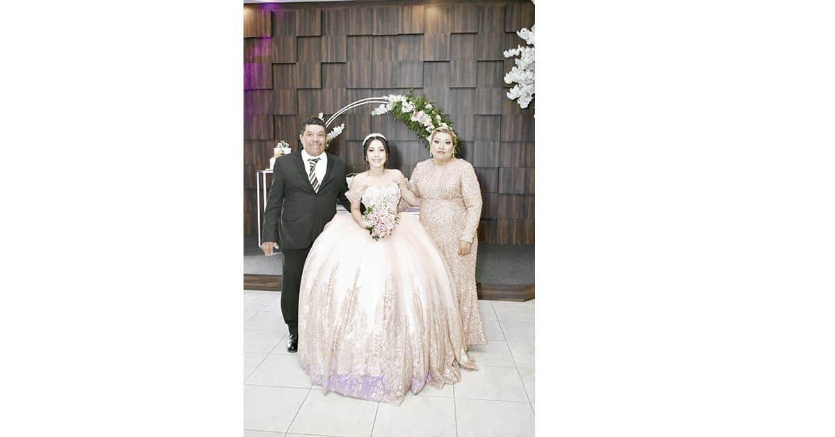 Festeja sus quince años.