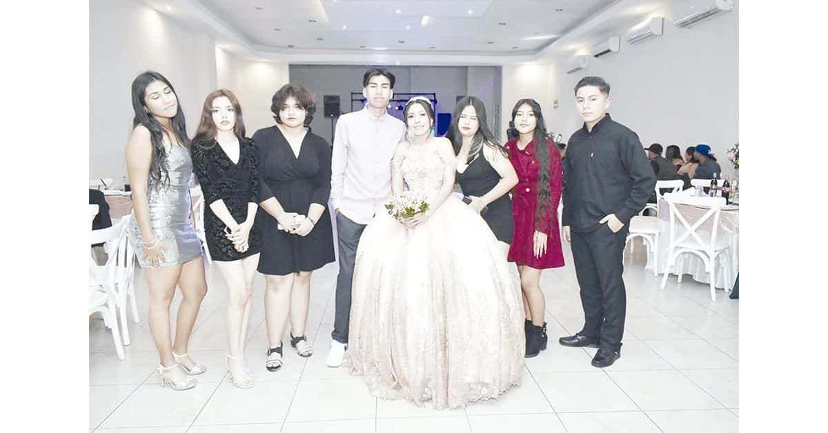 Festeja sus quince años.