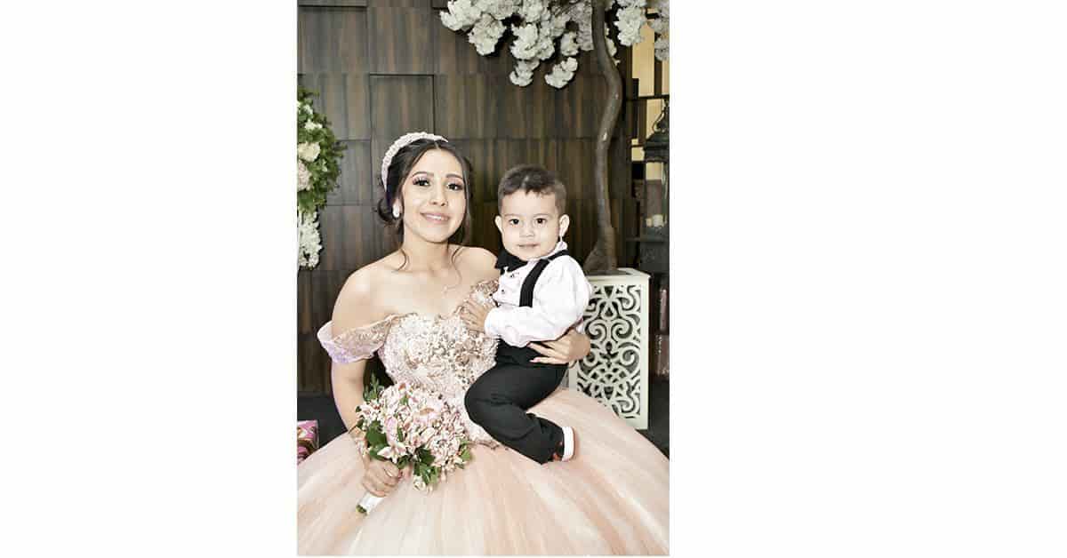 Festeja sus quince años.