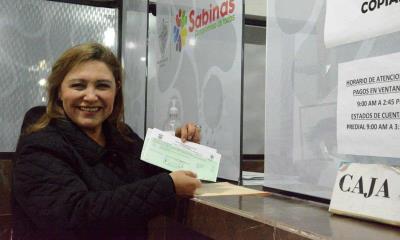 Cumple alcaldesa de Sabinas con pago de impuesto predial