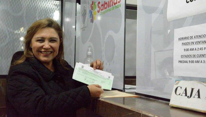 Cumple alcaldesa de Sabinas con pago de impuesto predial