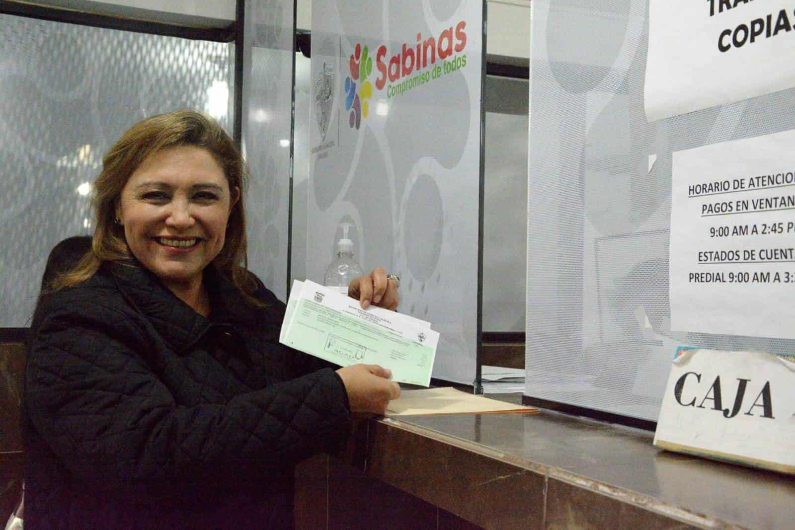 La alcaldesa acudió a la tesorería y en la ventanilla pagó su predial.