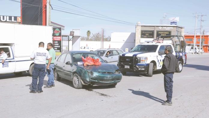 Sale del mandado y causa choque