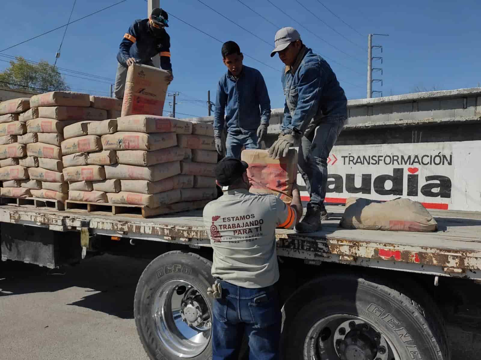 Entregan cemento Y tinacos a vecinos