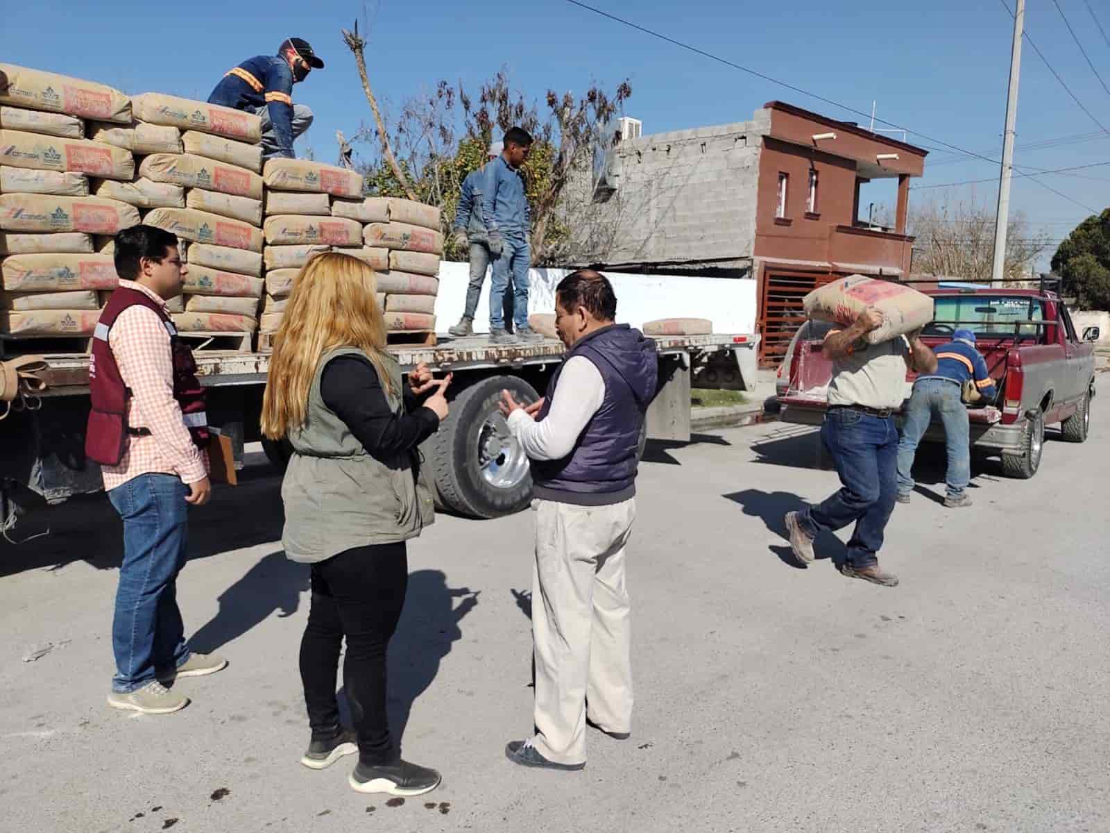 Entregan cemento Y tinacos a vecinos