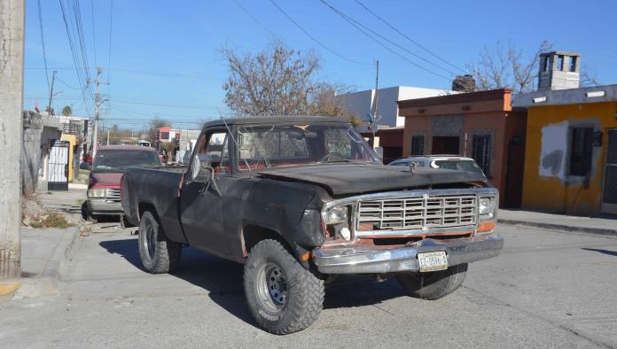 Le ‘pega’ a camioneta