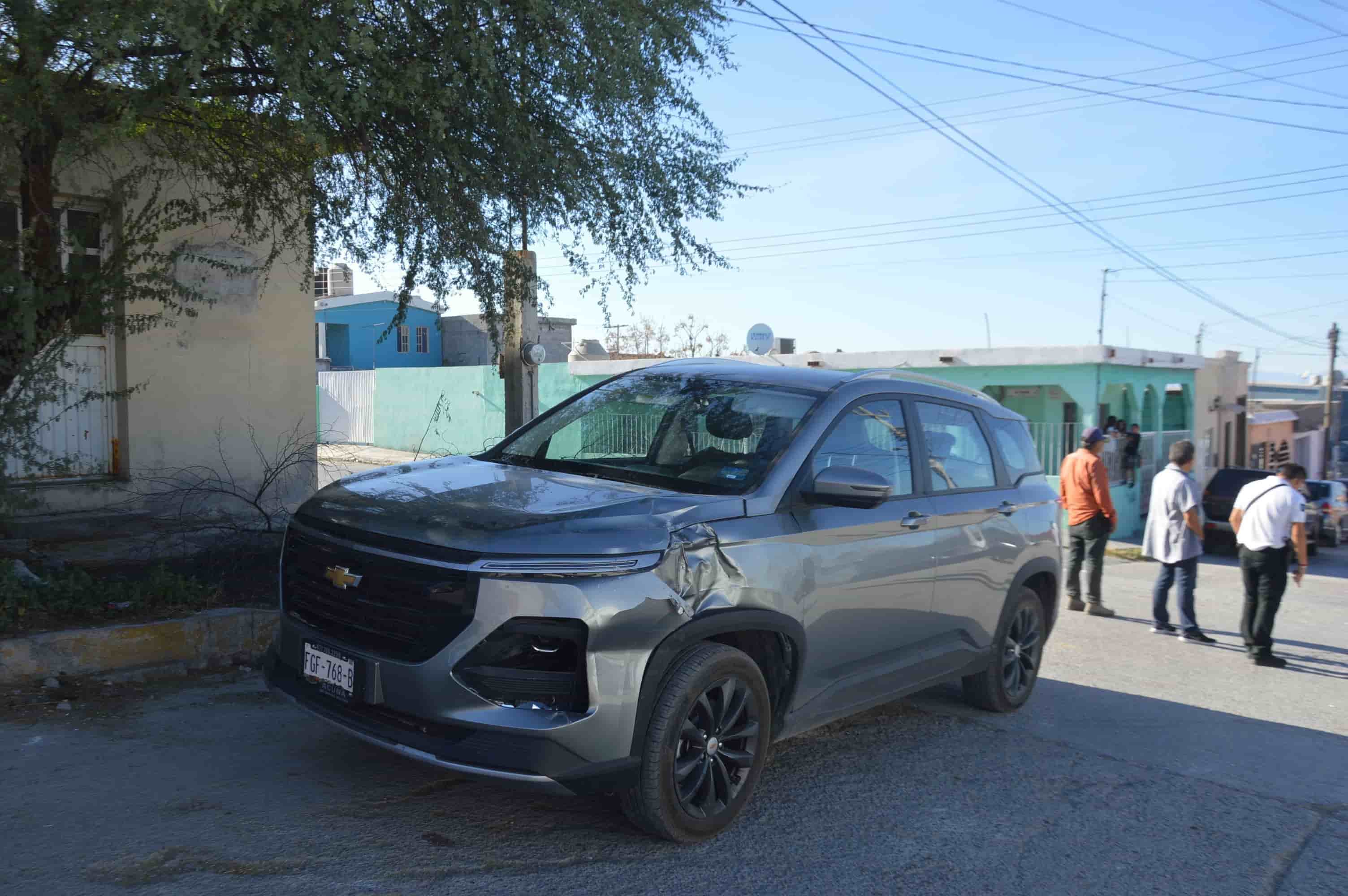 Le ‘pega’ a camioneta