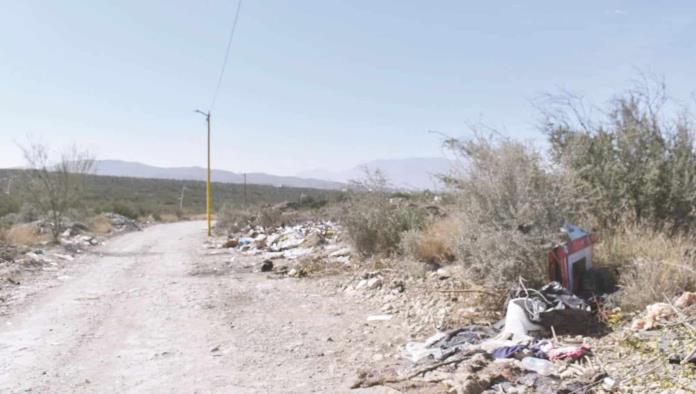 Denuncian vecinos basurero clandestino