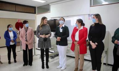 Felicita Tania Flores a enfermeras en su día