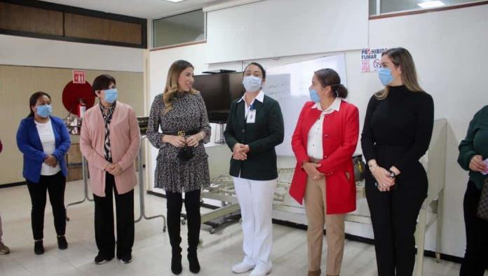 Felicita Tania Flores a enfermeras en su día