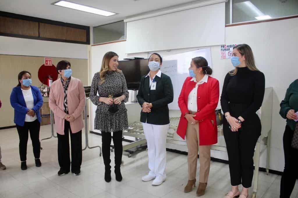 Felicita Tania Flores a enfermeras en su día