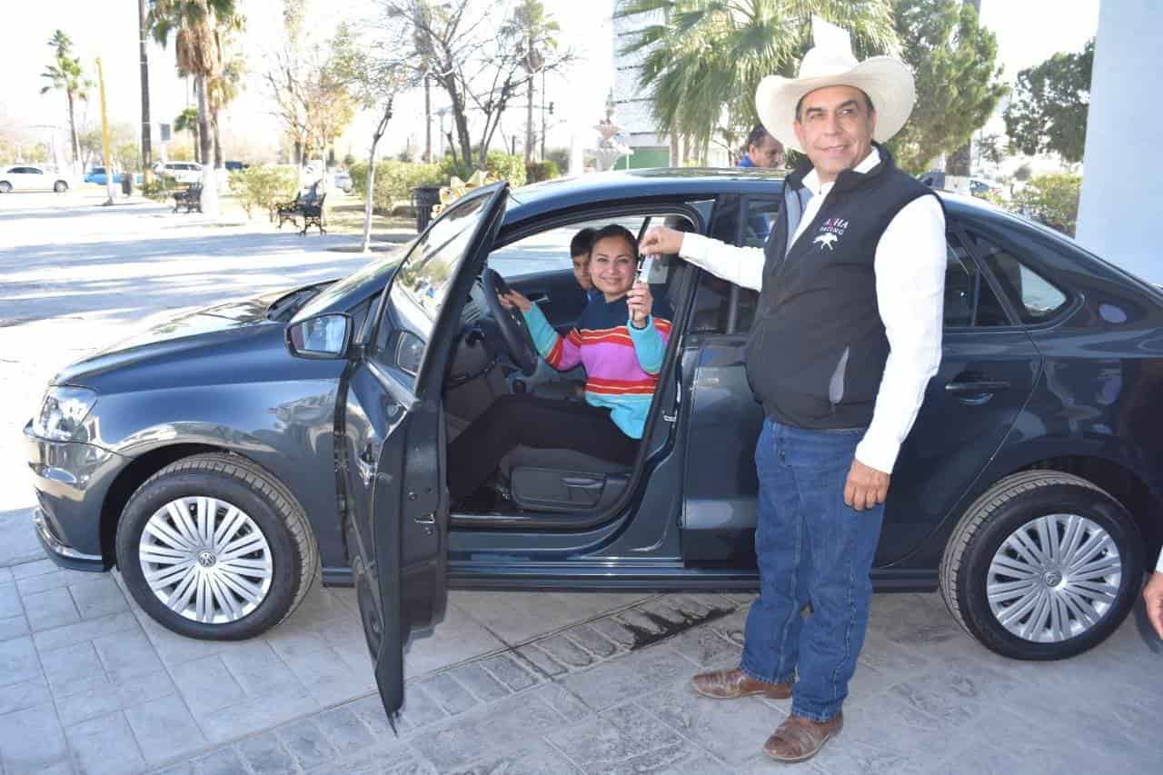 Gana Milagros el auto de la CANACO 