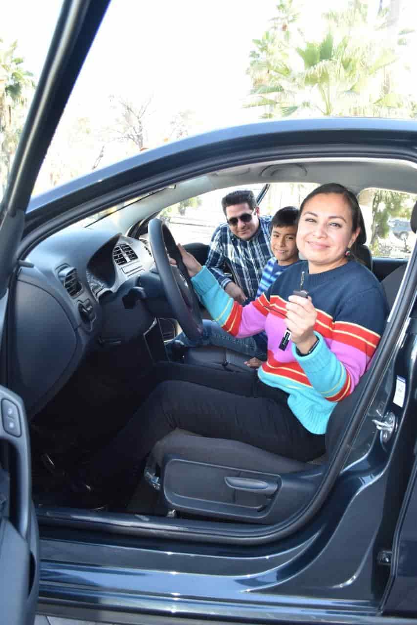 Gana Milagros el auto de la CANACO 