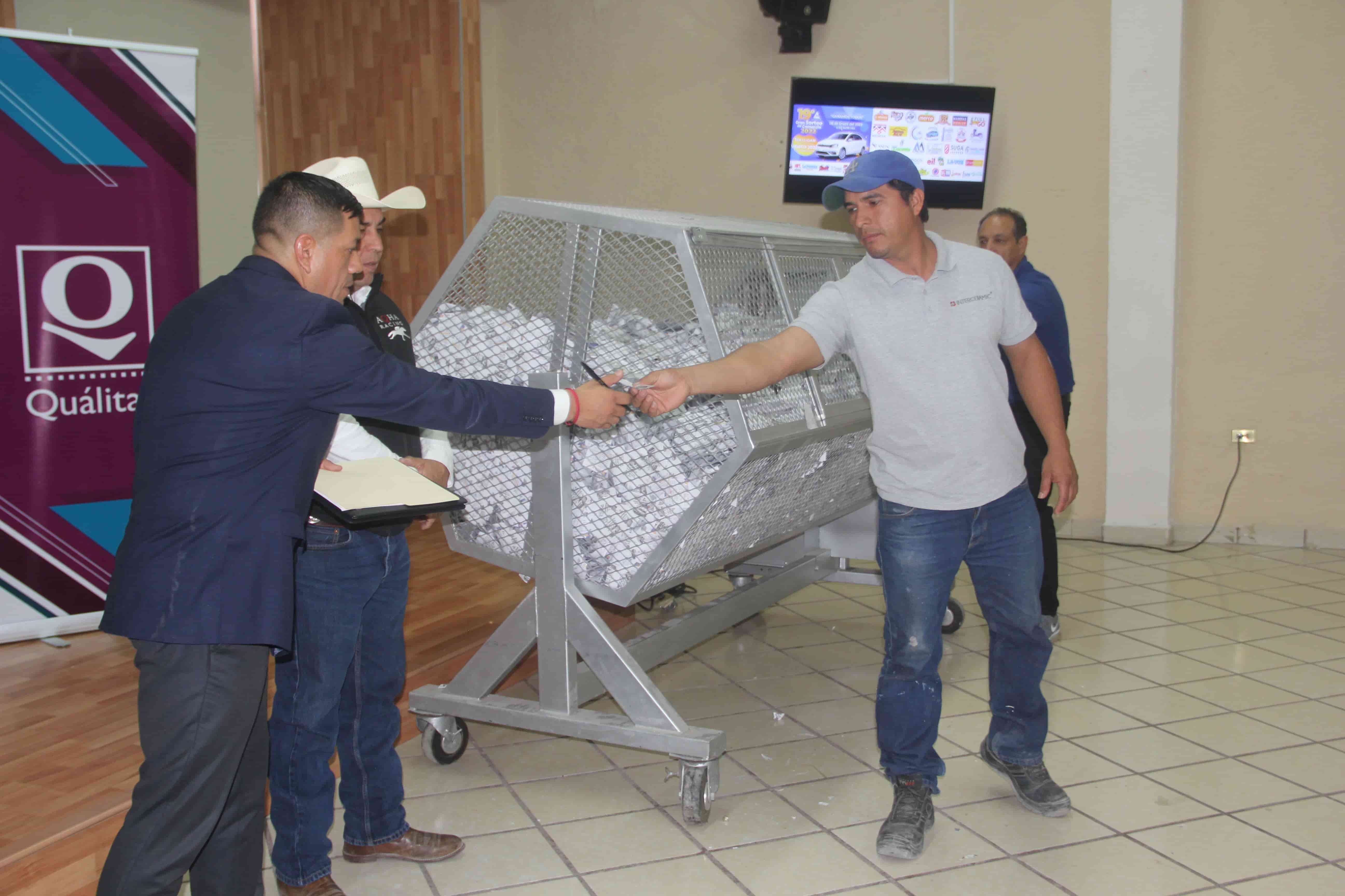 Gana Milagros el auto de la CANACO 