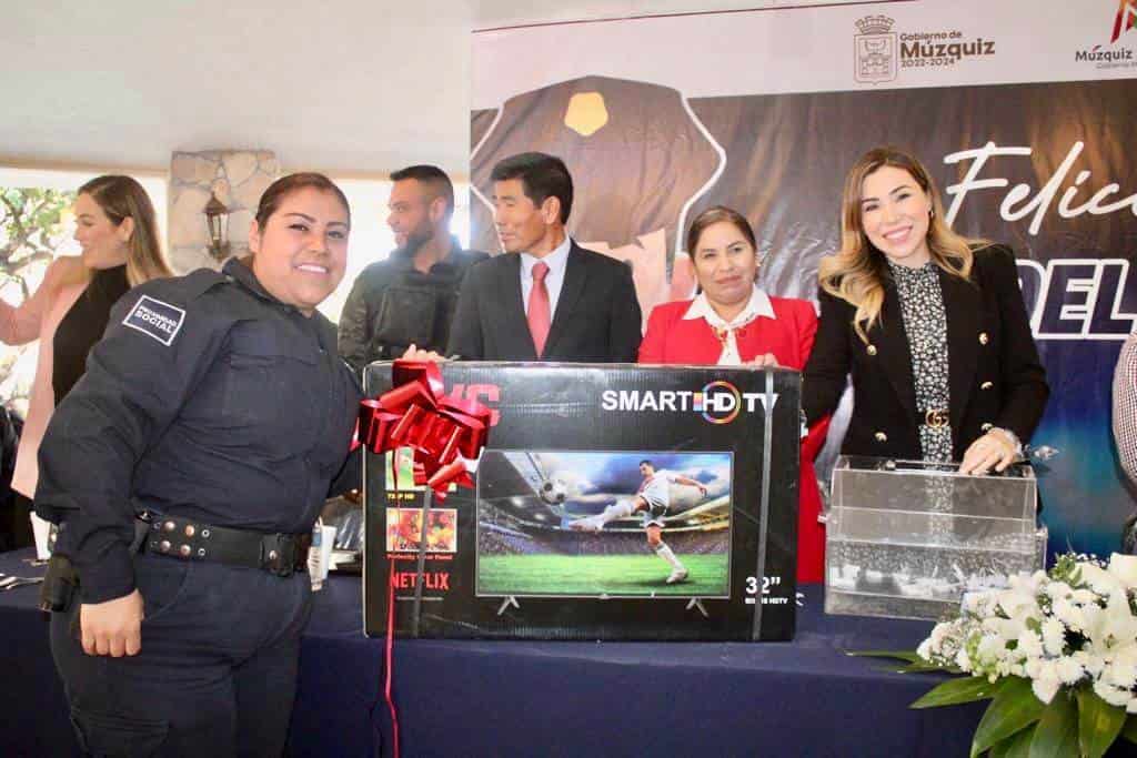 Reconoce Múzquiz dedicación y desempeño de policías