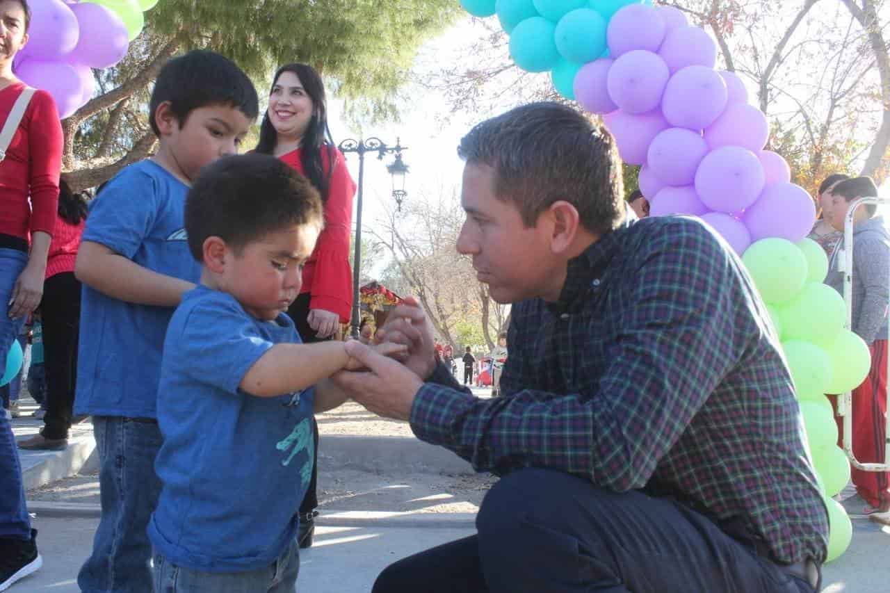 Como Reyes festejan a niños de San Buena
